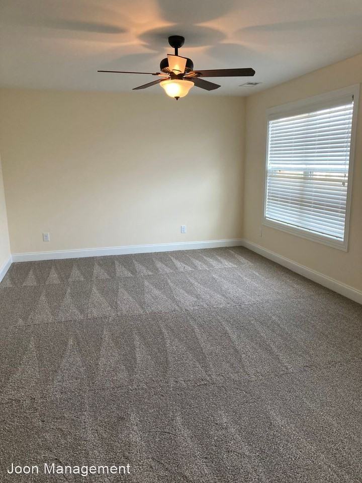 393 Brewer Dr - Photo 3 of 8