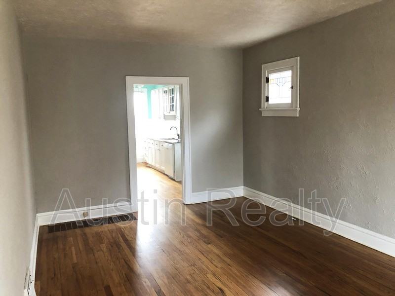 5822 W Park Ave - Photo 2 of 10