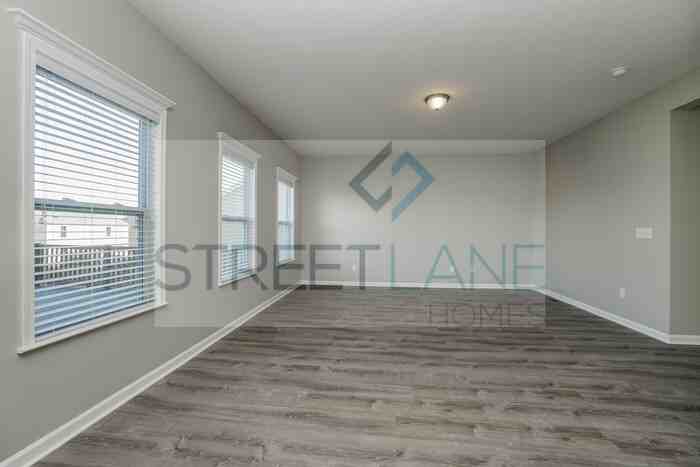 2569 Ridgeway Ave - Photo 2 of 15