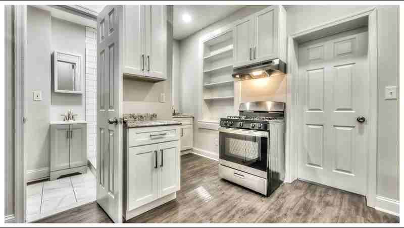 2220 Lyndhurst Ave - Photo 3 of 11