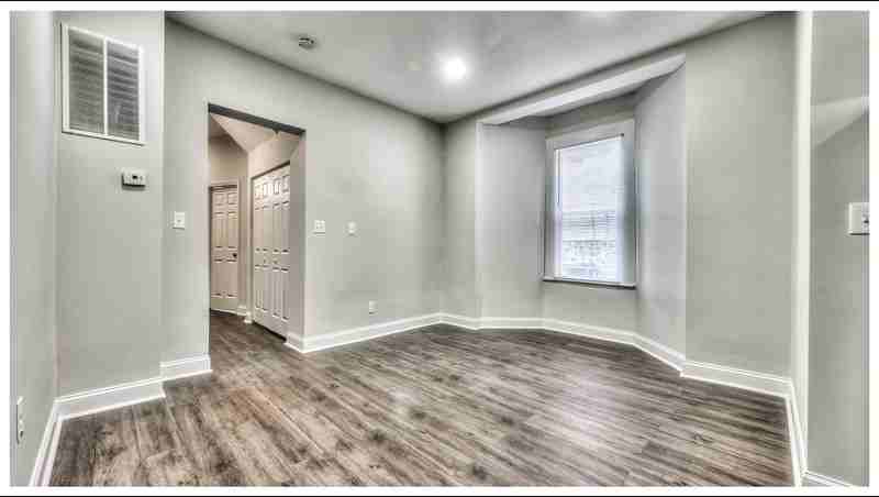 2220 Lyndhurst Ave - Photo 5 of 11