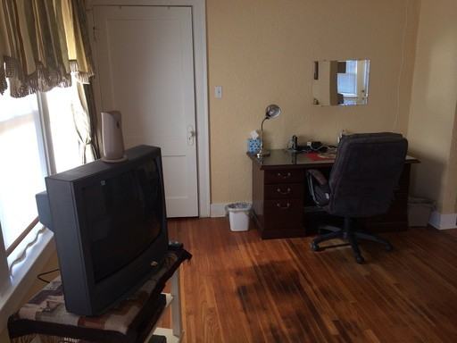 607 W 1st St - Photo 3 of 7