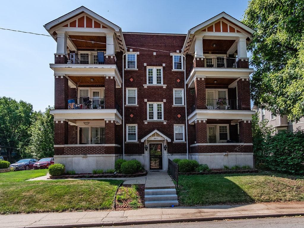 1005 W 41st St - Photo 2 of 8