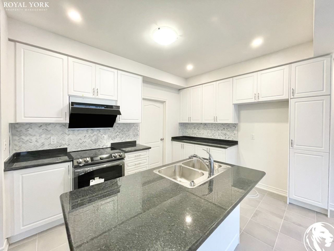 469 Manhattan Common - Photo 3 of 27