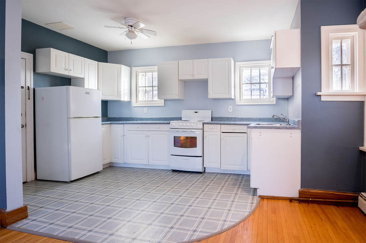 Strathcona - 585 - Photo 2 of 12