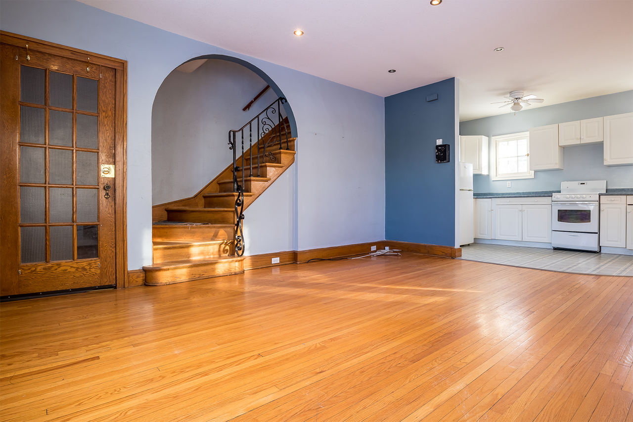 Strathcona - 585 - Photo 3 of 12