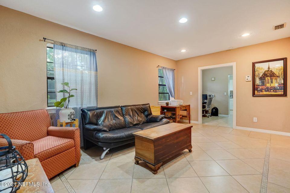 619 Comet St - Photo 3 of 12