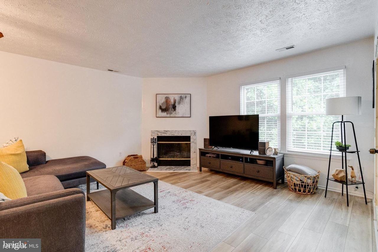 82 Surrey Ln #143 - Photo 3 of 10