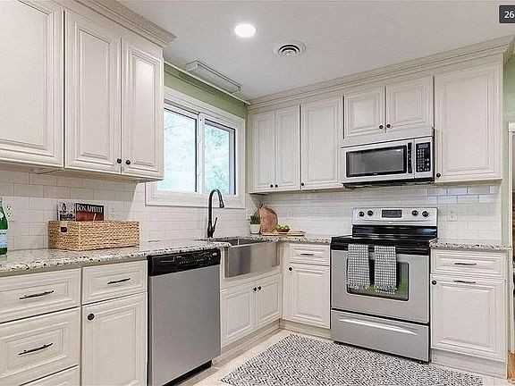 1958 Neptune Dr - Photo 3 of 15