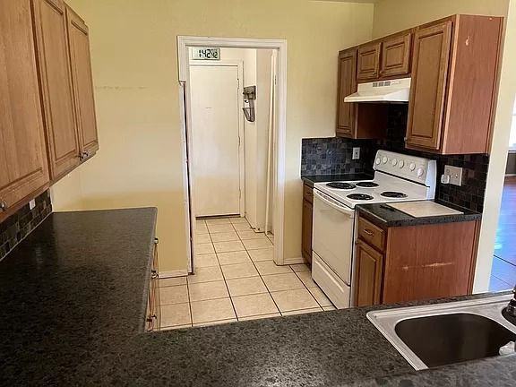 1612 Nw 148th St - Photo 3 of 12