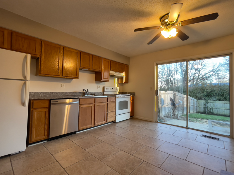 2038 Austin Dr - Photo 3 of 10