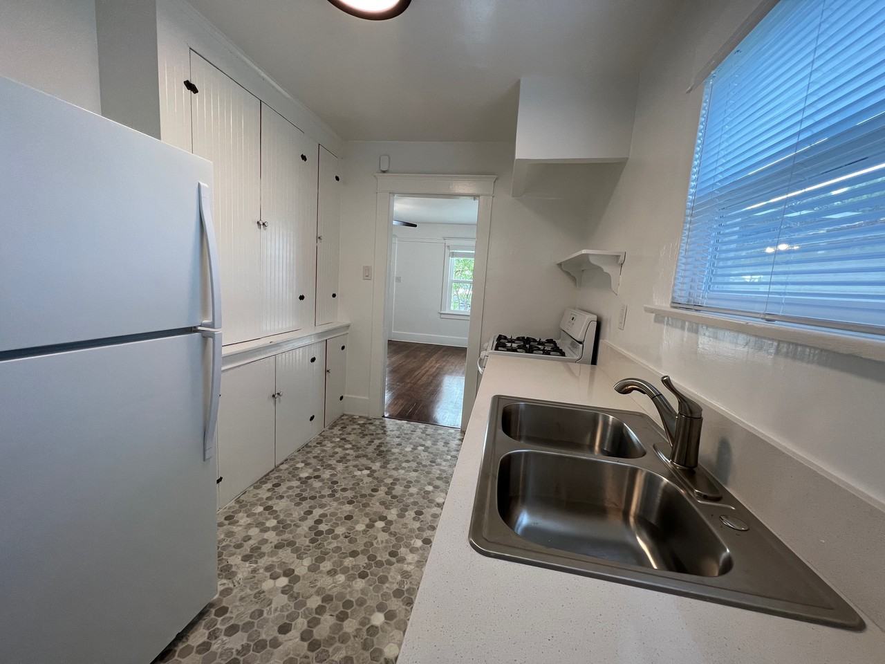 1343 Chelsea Avenue - Photo 5 of 12