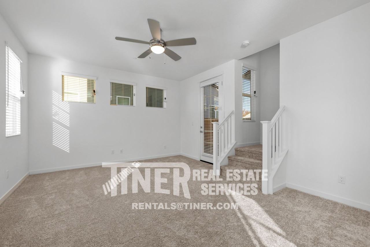 220 Cinema St - Photo 2 of 31