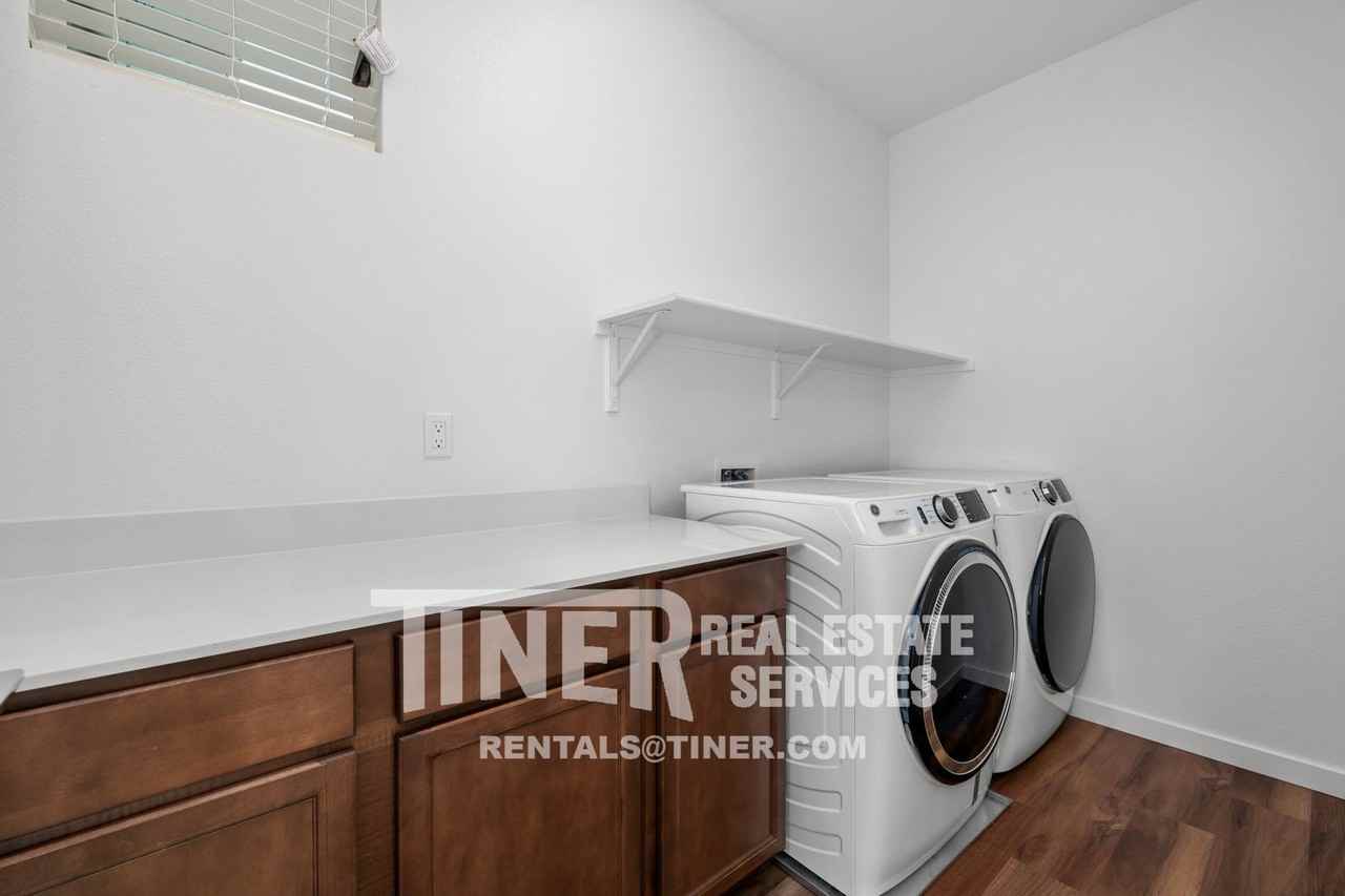 220 Cinema St - Photo 4 of 31