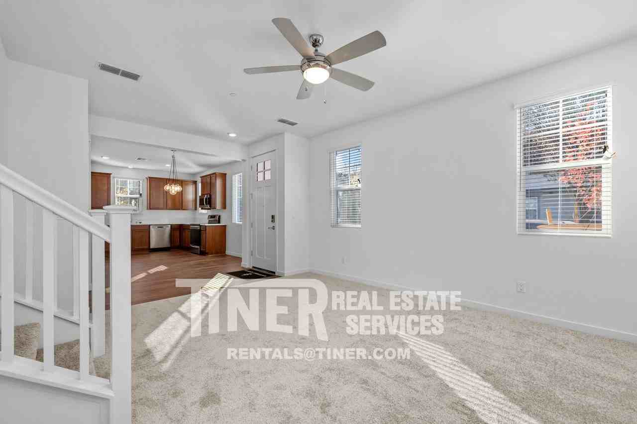 220 Cinema St - Photo 5 of 31