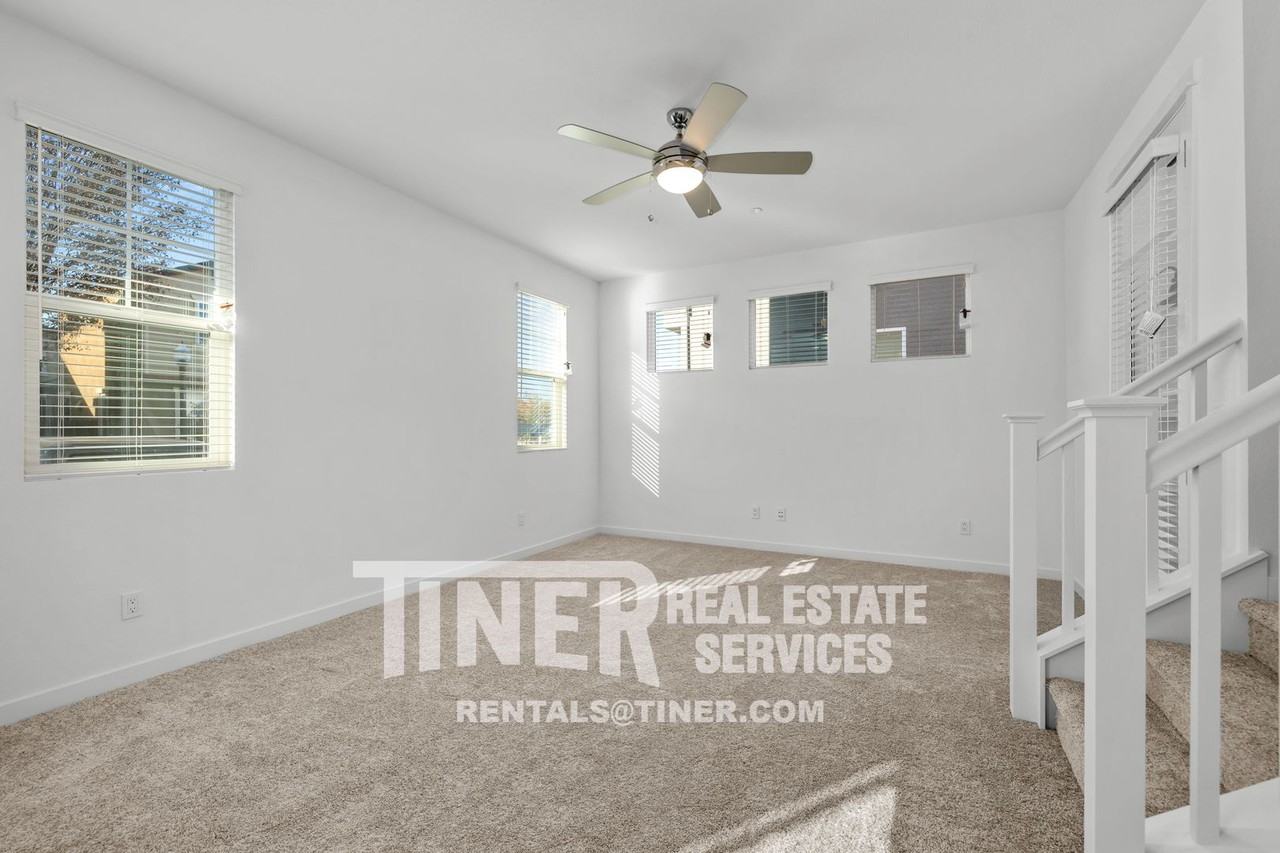 220 Cinema St - Photo 6 of 31