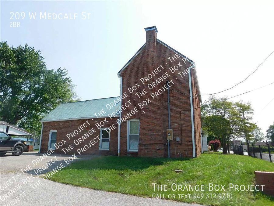 209 W Medcalf St - Photo 2 of 17