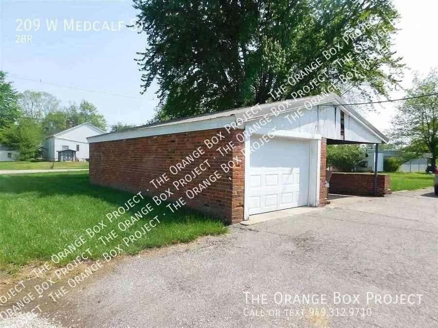 209 W Medcalf St - Photo 3 of 17