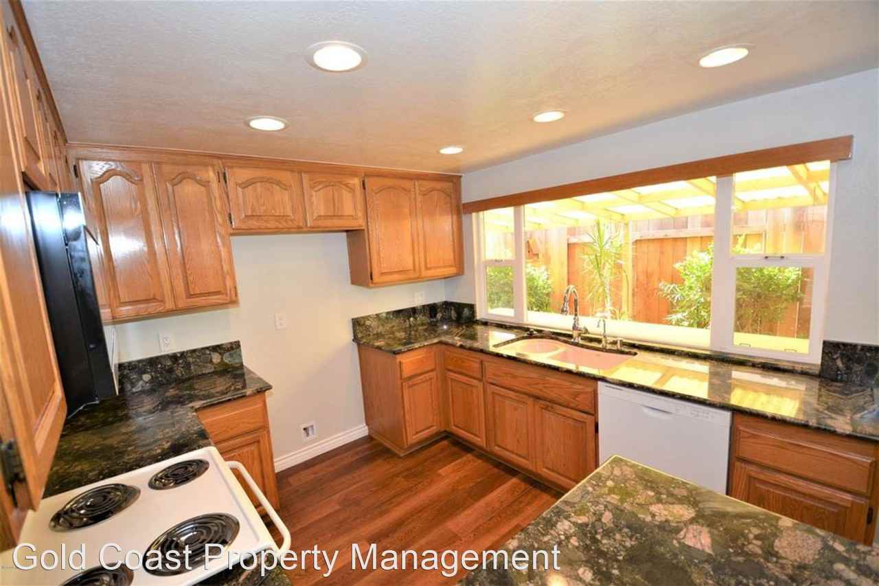 1039 Bradford Ave - Photo 3 of 33