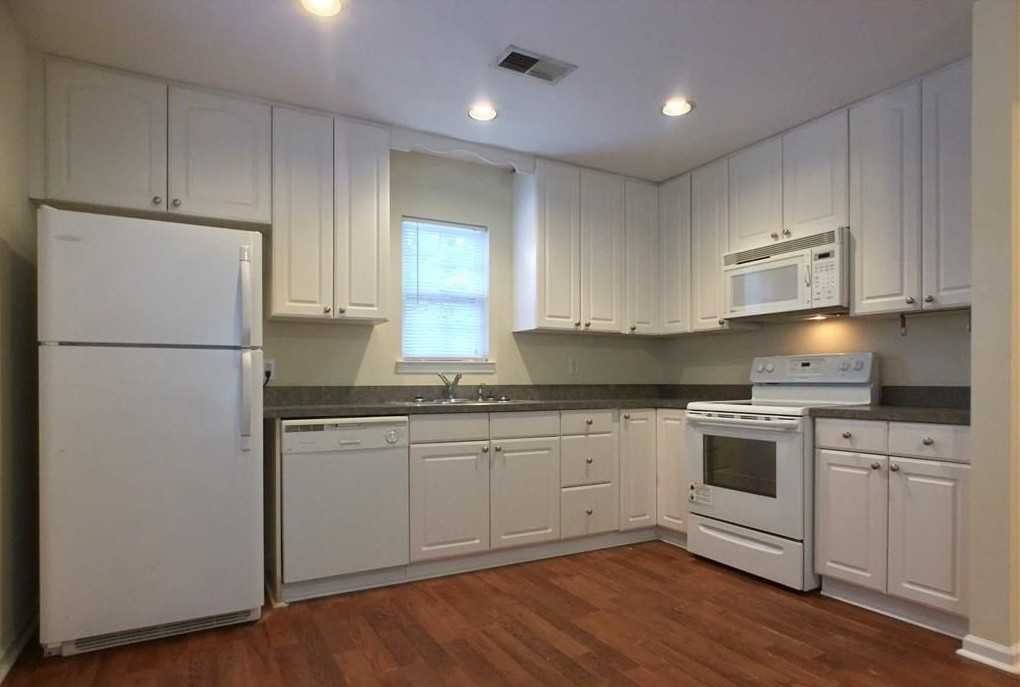 525B E 58th St #1 - Photo 3 of 10