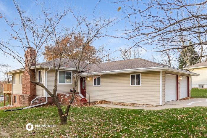 100 Sw Moore St - Photo 2 of 17