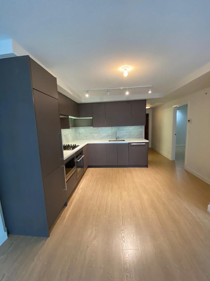 8833 605-8833 Hazelbridge Way #605 - Photo 2 of 22