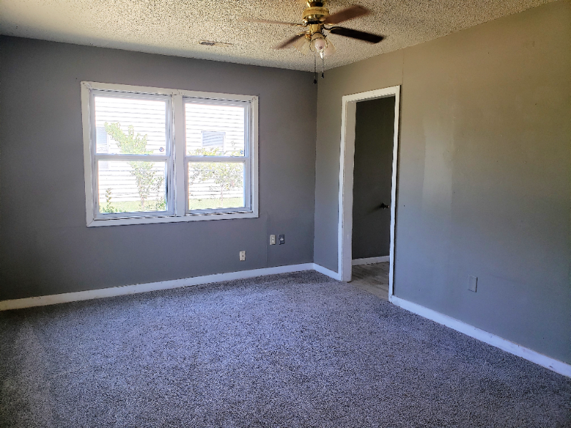 4626 S Hemlock Ave - Photo 3 of 12