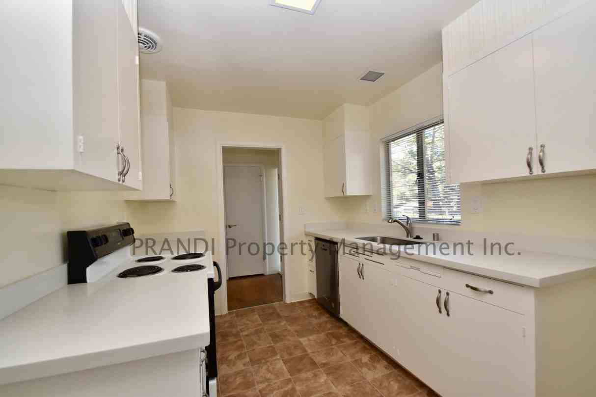 110 Van Tassel Ct - Photo 3 of 15