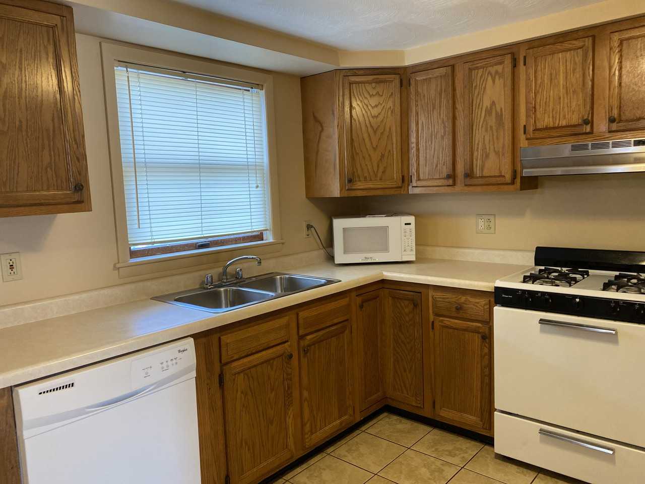 726 South St - Photo 4 of 42