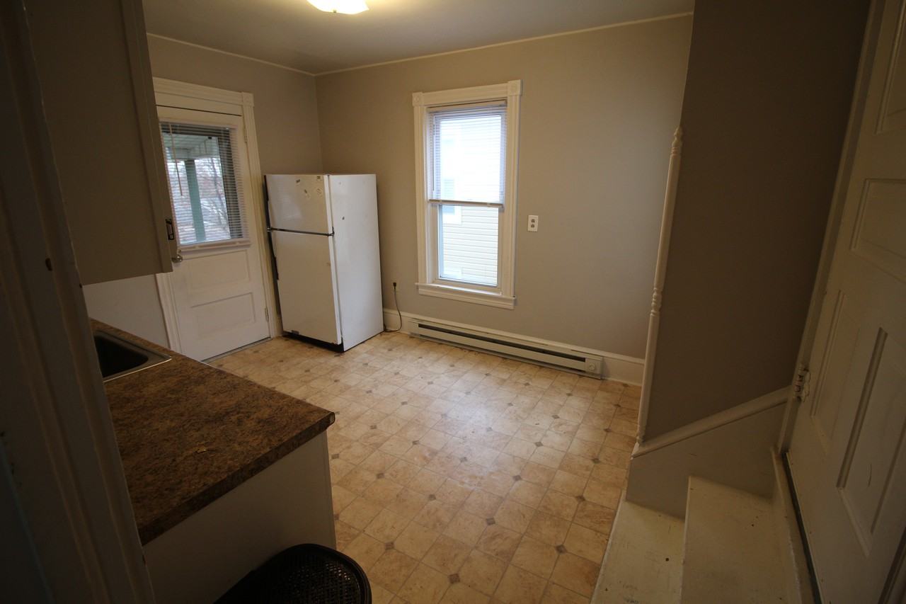 364 E Jackson St #B - Photo 3 of 11