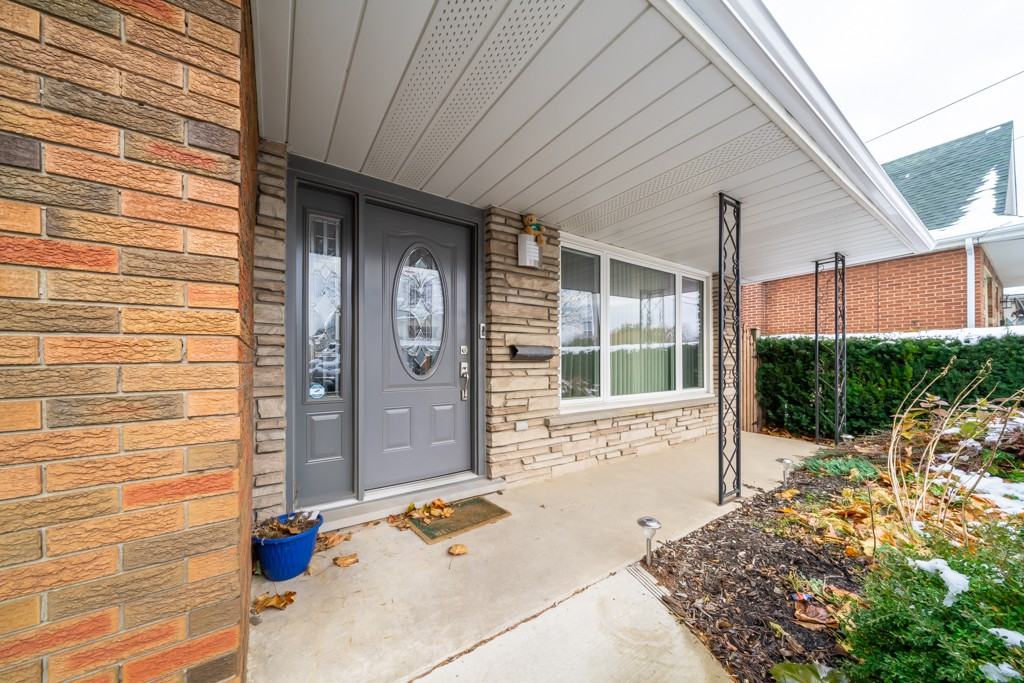 195 Inverness Avenue East - Photo 2 of 25