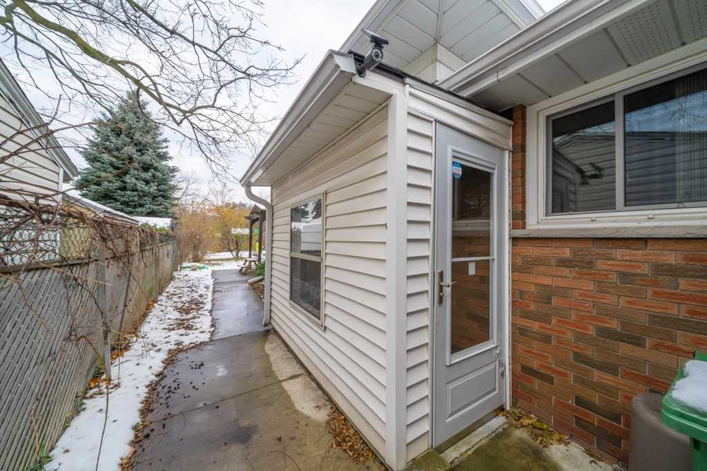 195 Inverness Avenue East - Photo 3 of 25