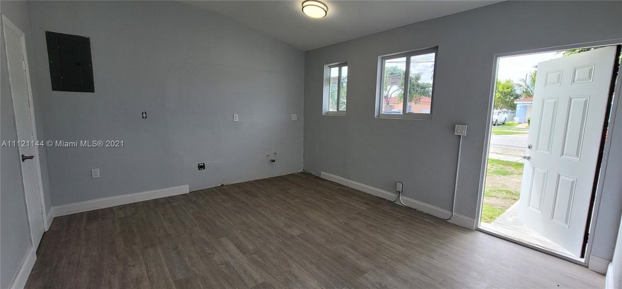 17725 Southwest 103rd Avenue - Photo 2 of 5