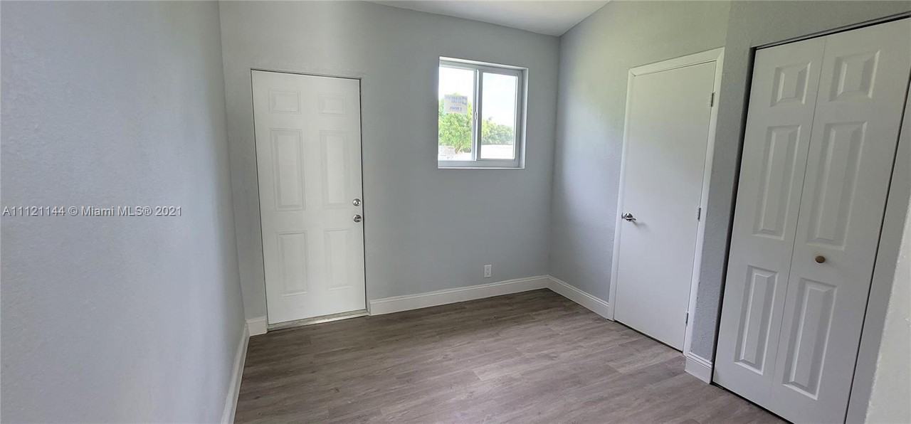 17725 Southwest 103rd Avenue - Photo 3 of 5