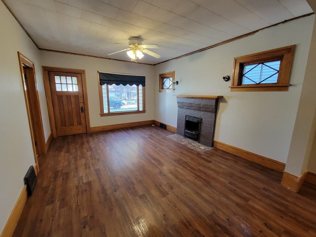 1086 6 Avenue Northwest - Photo 3 of 12