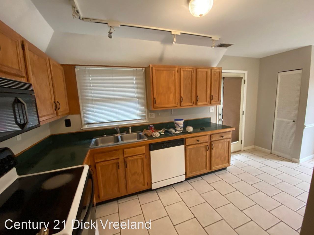 2312 Medford Ln - Photo 3 of 12