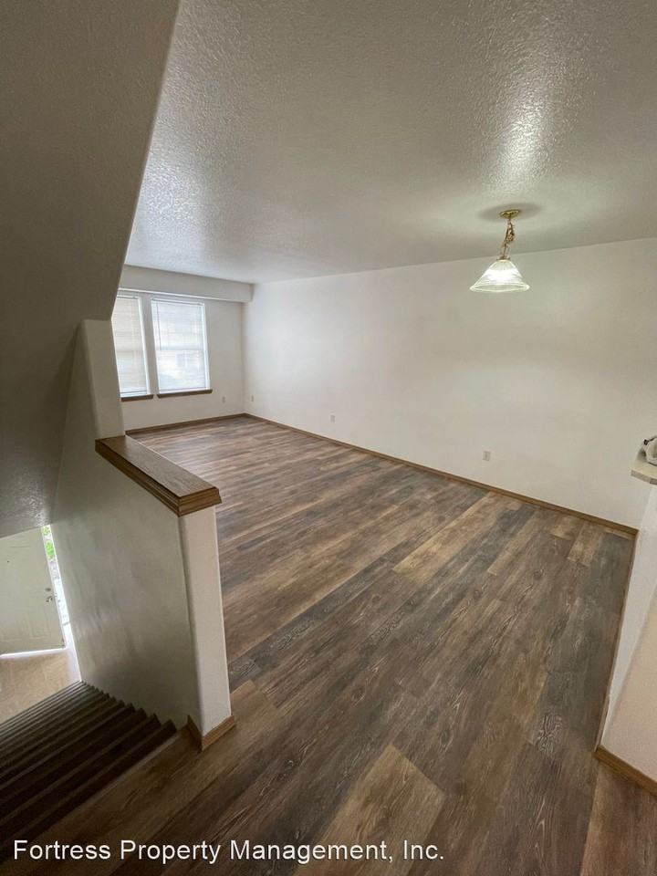 Madison Place Townhome - Photo 3 of 17