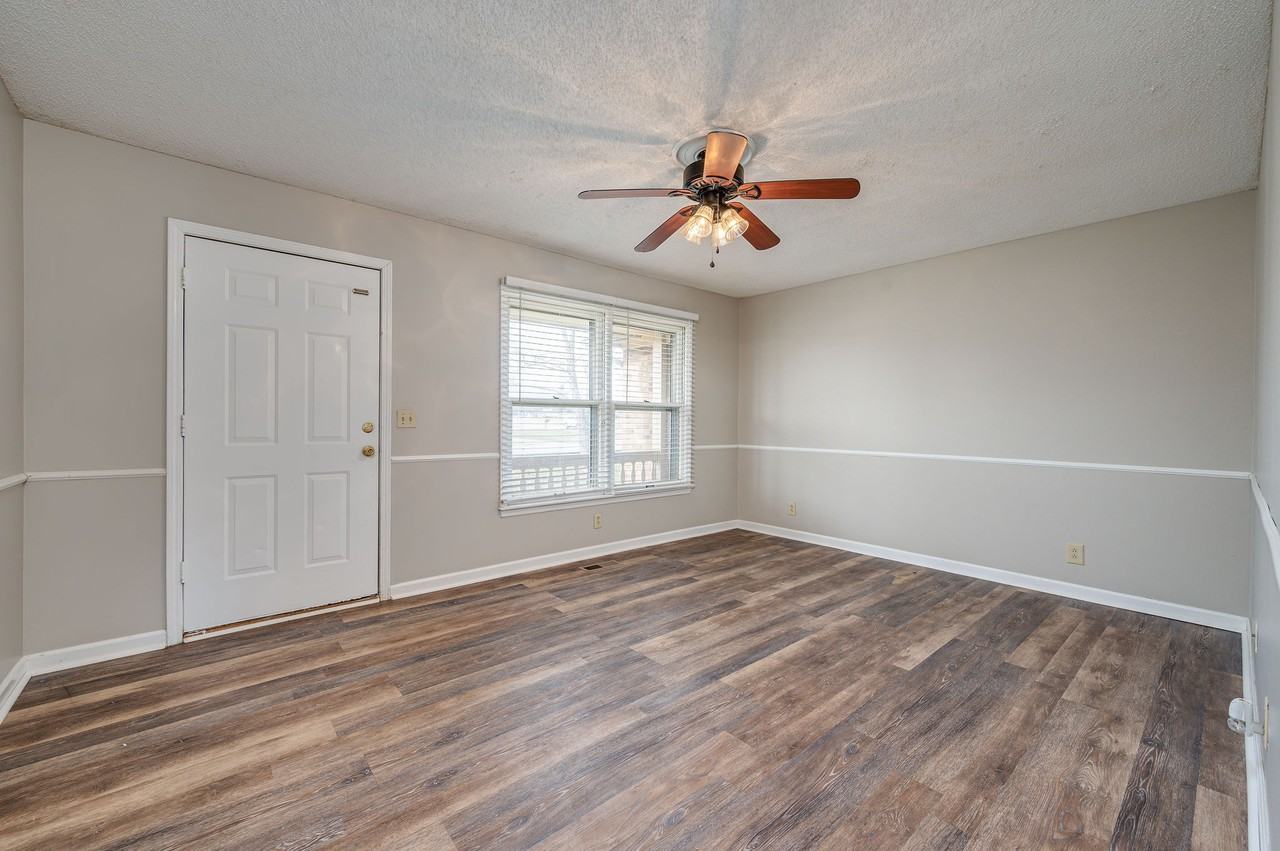 2594 Exeter Dr - Photo 2 of 10