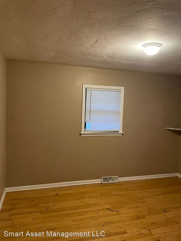 10442 W Caldwell Ave - Photo 2 of 3