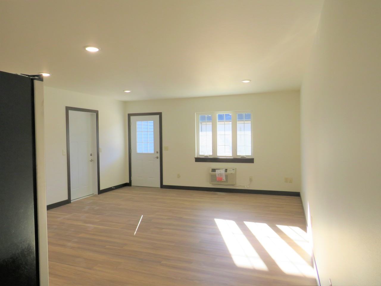 210 Holm Ave - Photo 3 of 13