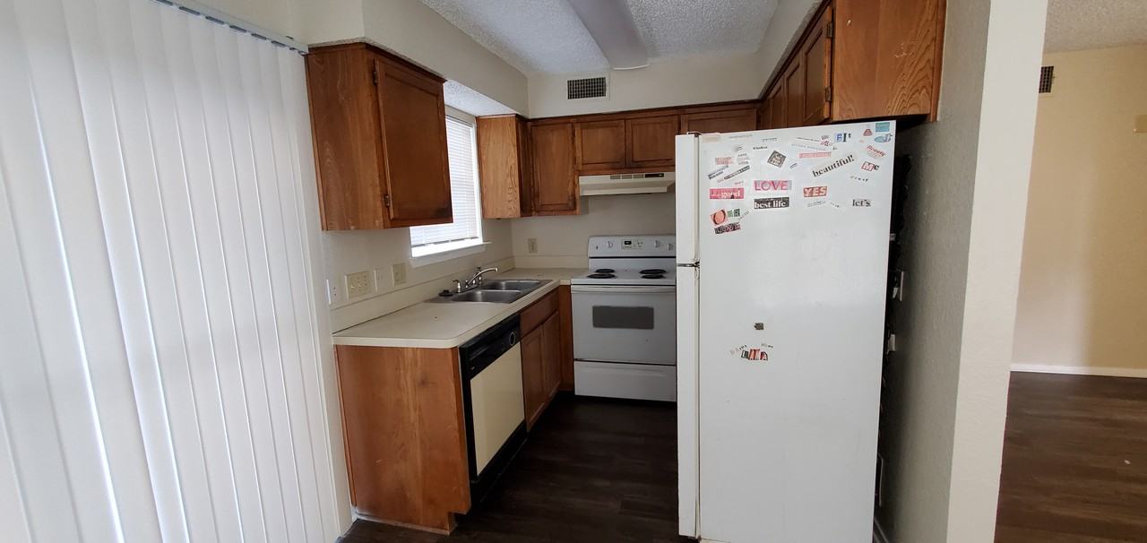 310 W 4th St - Photo 3 of 7