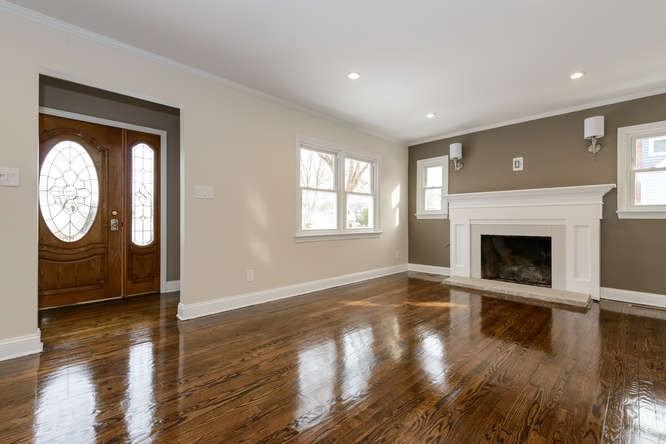 890 Oyster Bay Rd - Photo 2 of 11