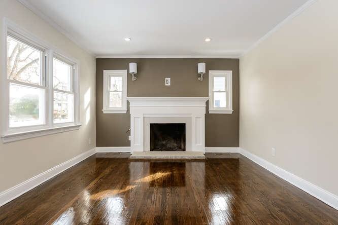 890 Oyster Bay Rd - Photo 3 of 11