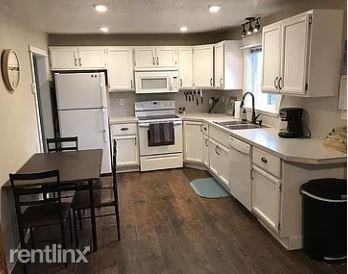 428 Pine St - Photo 3 of 10