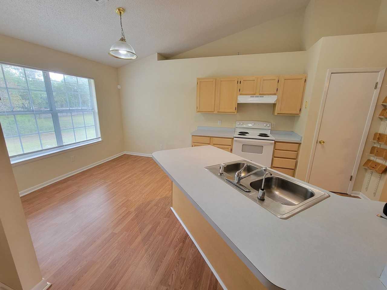 319 Austin Ave - Photo 3 of 16