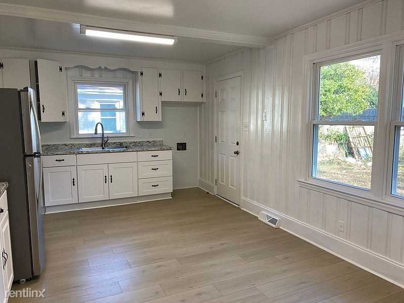 6131 Ingleside Dr - Photo 3 of 15