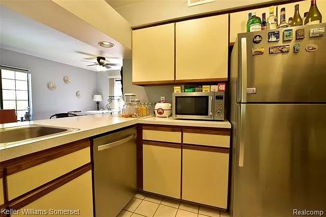 1506 Meadow Side Dr - Photo 2 of 6