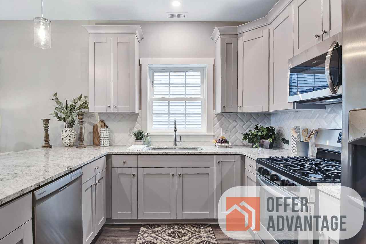 219 Oxford Ave Uppr - Photo 2 of 9