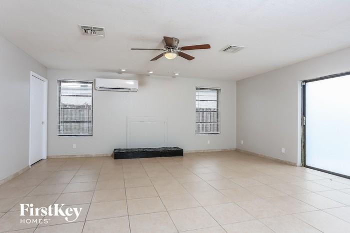1620 Nw 58th Ave - Photo 3 of 15