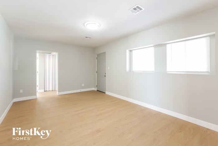 907 Bedford Rd - Photo 3 of 15